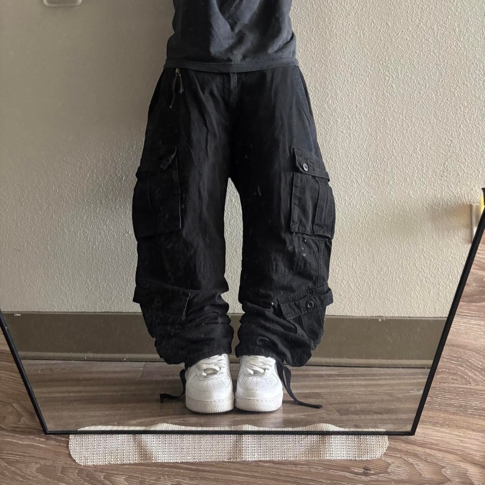 Vintage Y2K/2000s Baggy Black Streetwear Skater Style Paint Splatter Cargo Pants